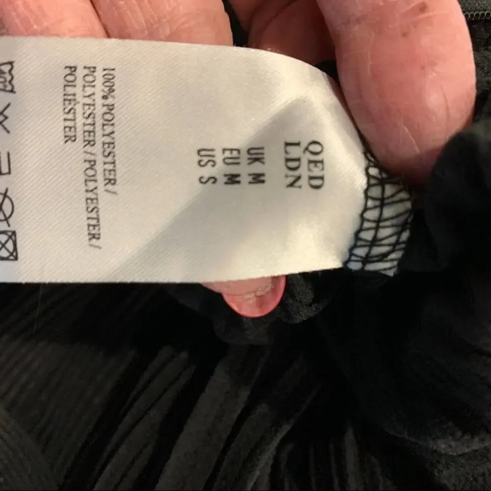 Qed London Culottes. Pleated black.‎ Size small. Tie front waist. - Picture 12 of 12